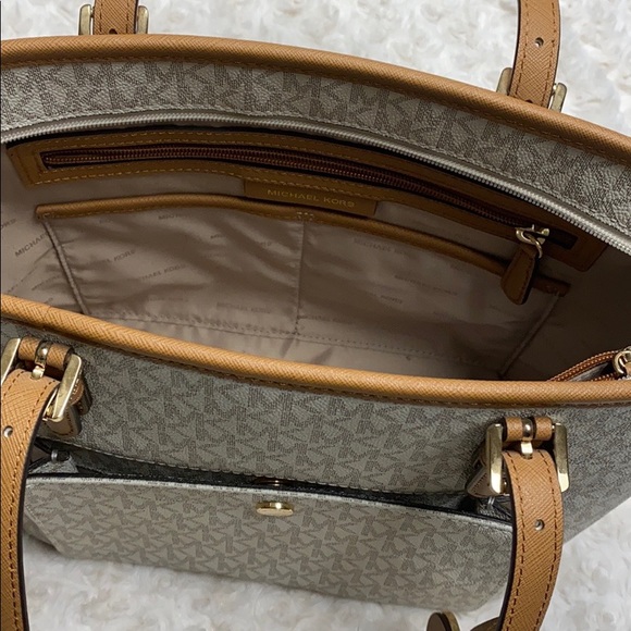 Michael Kors purse - Picture 5 of 9